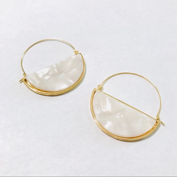 SARAH PEARL RESIN LOOP DROP EARRINGS 1.75” x 1.5” - Picture 4 of 8